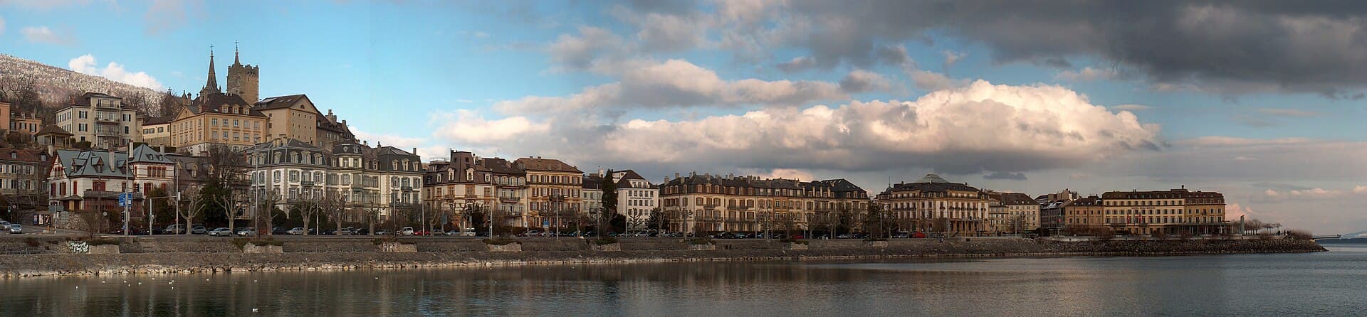 Neuchâtel vu depuis le lac